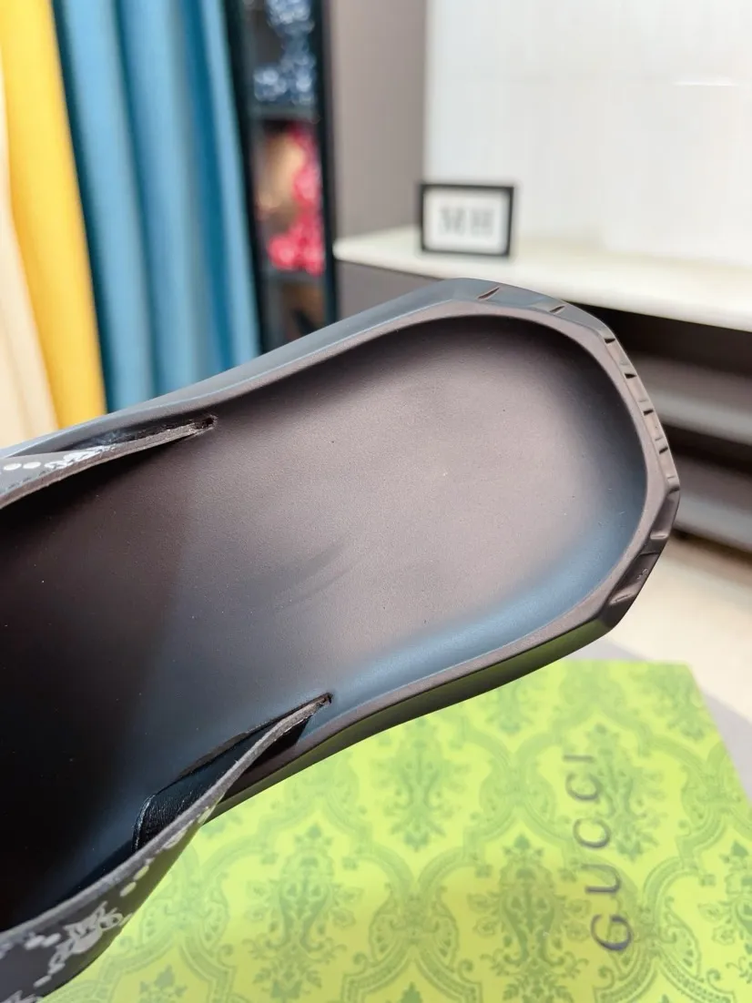 Men's shoes 💰260🌹🌹 (gucci-Gucci) New men's slippers, high-end boutique, made of cowhide, with exquisite embossed logo decoration on the upper, fine workmanship, super soft soles, casual, loose and comfortable, a must-have in summer! \nsize：38-44